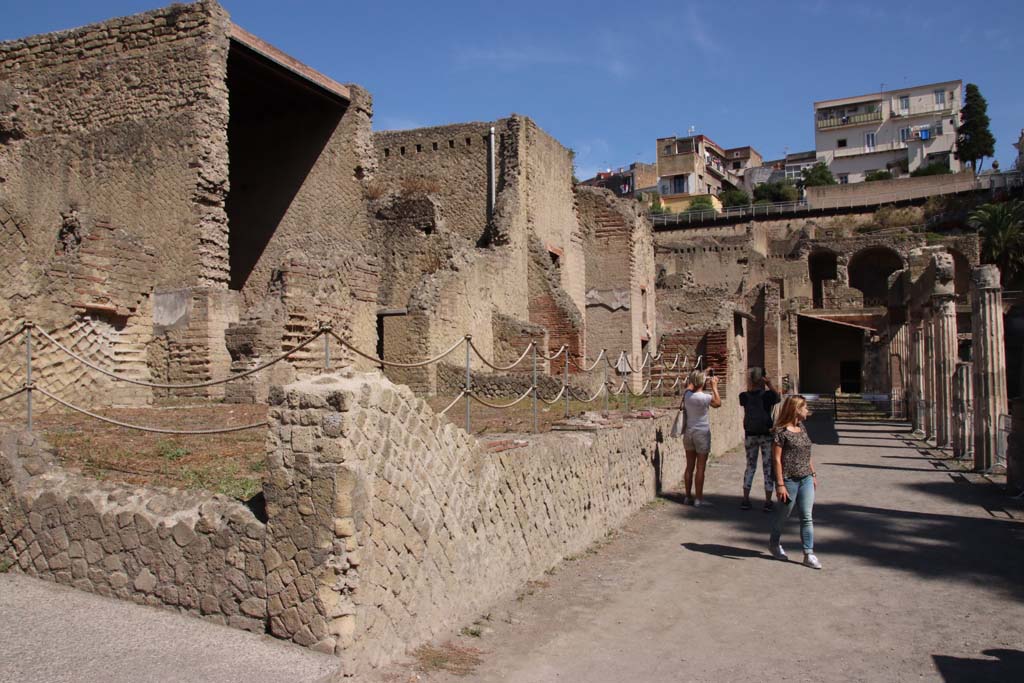 Ins. Orientalis II.4, Herculaneum, September 2019.
Looking north-west across large terraced area from east end of large entrance hall. Photo courtesy of Klaus Heese.
